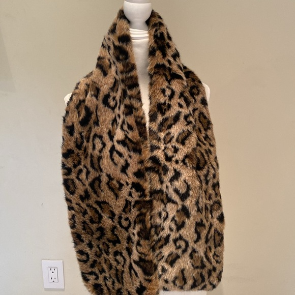 NWT leopard faux fur Banana Republic pull thru scarf - Picture 5 of 8